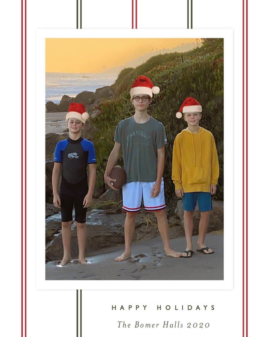 マット・ボマーのインスタグラム：「Merry Christmas and Happy Holidays from Simon, me, and these three amazing rapscallions who I love more than anything. The silver lining of 2020 has been all the time I’ve gotten to spend with these guys. Wishing you and yours a safe and happy holiday season. ✌️ and ❤️.」