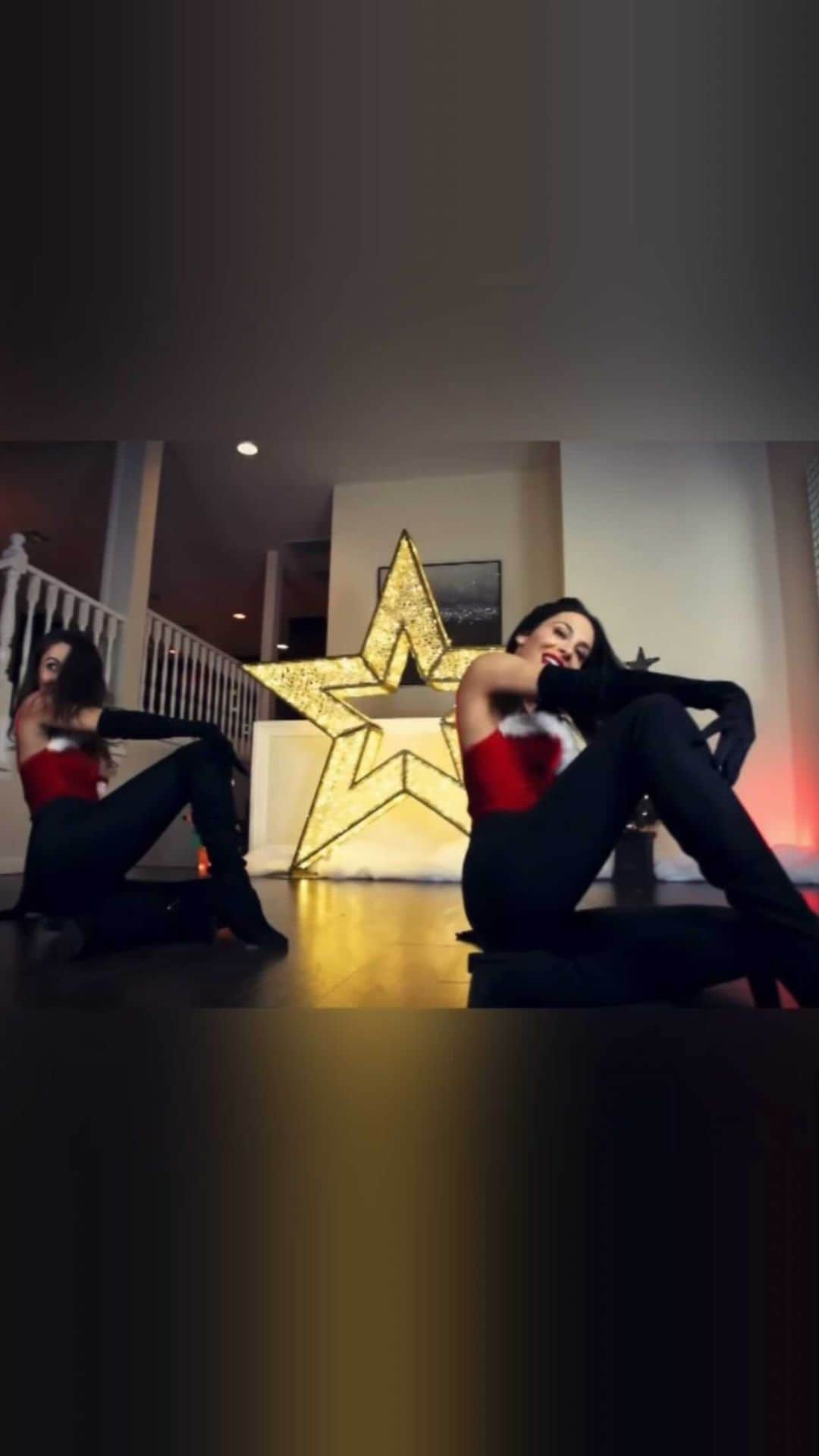 マンディー・ジルーのインスタグラム：「Merry Christmas and Happy Holidays! ♥️✨🎄 Sending so much love your way this holiday season with my lovely @chelccorp! 👯‍♀️💖 ⁣ ⁣ #LinkInBio to view full video 😊 ⁣ Thank you to @cbradyphotography for filming! ⁣ ⁣ #AllIWantForChristmasIsYou #MariahCarey #MerryChristmas #HappyHolidays #holidaydance #Reels」