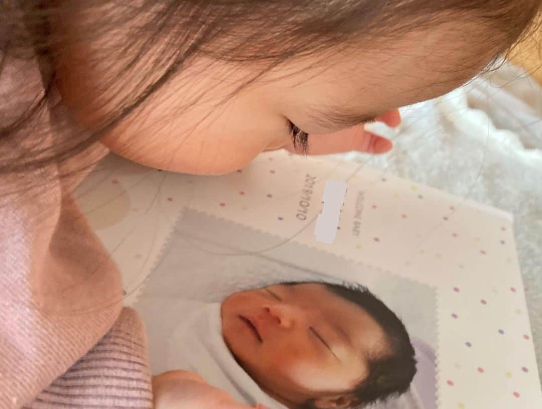 aco.さんのインスタグラム写真 - (aco.Instagram)「2020.12.25  娘の#エコー写真アルバム   @totsuki_album さんに 作っていただきました☺️  届いて開いた瞬間、 色んな思い出が蘇って キュンとしてしまいました🥺  内側の写真は 息子が、生まれて間もない娘を 慣れない手つきで抱いている時のもの  この時の優しい表情が大好きです  娘はもうすぐ1歳3ヶ月 もう当時の面影もないくらい大きくなりました  息子はこのアルバムの自分を見て 「何かこの時の〇〇（息子）幼いな〜」と言っていましたが 一年ですっかりお兄ちゃんらしく 逞しくなったのだろうと思います . . . 娘にも見せてあげたら 表の自分を不思議そうに眺め 開いて、にーちゃんが出てくると 興奮して指差していました  ちゃんと分かってるんだなぁ✨ . . . エコー写真は 病院でもらった小さなファイルに入れたまま 保管していましたが 改めてアルバムにする事で 何度も見返すことができ とても良かったなぁと思います  娘は体外受精で授かったので 最初に卵の写真を  これを見る度に よくぞここまで大きくなってくれたと 感慨深いです  娘が大きくなってこのアルバムを見た時に にーちゃんの愛を一杯受けて 生まれてきた事を 感じてくれるといいなぁと思います . . . . . #トツキアルバム  1,000円offクーポンコードを頂いたので 気になる方はぜひお使い下さいね☺️  クーポンコード→ 988832 . . . . . #aco子育て記録 .」12月25日 10時57分 - aco.chaaaaan
