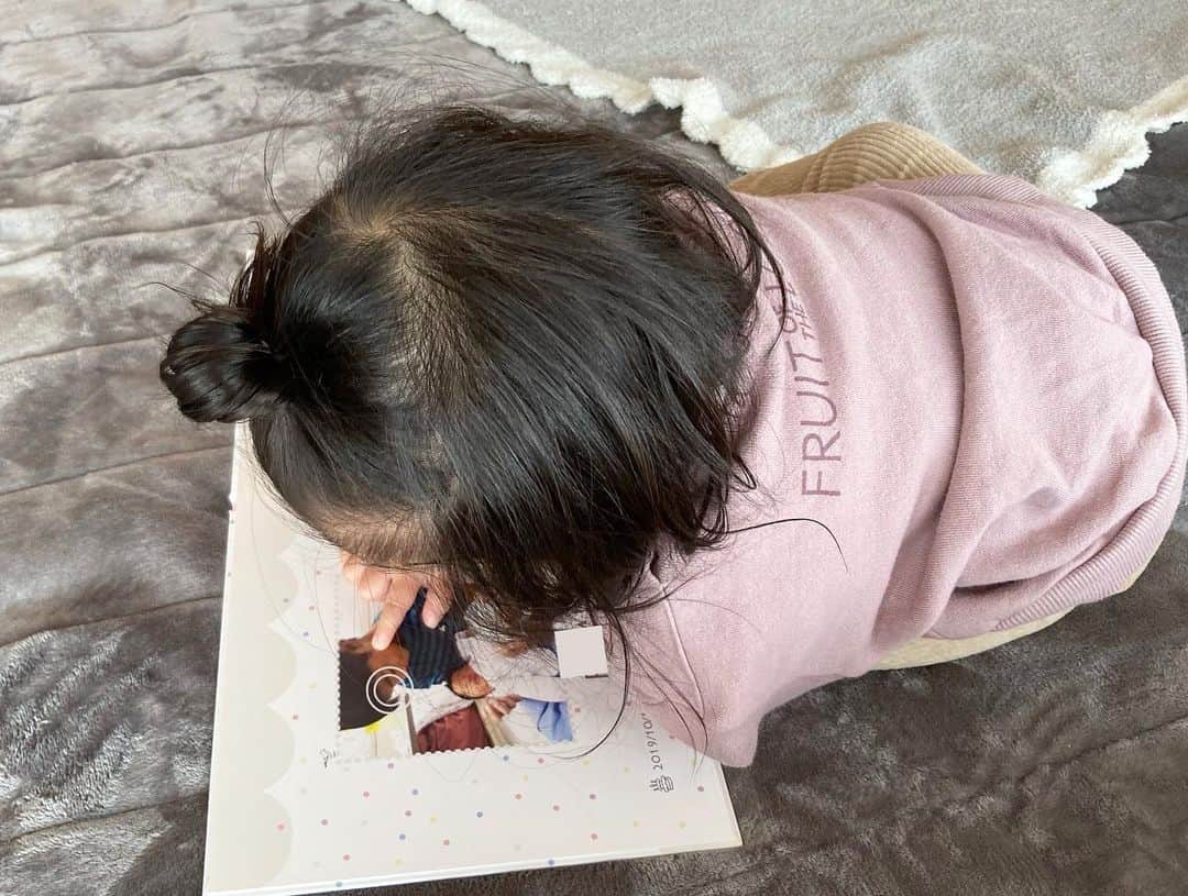 aco.さんのインスタグラム写真 - (aco.Instagram)「2020.12.25  娘の#エコー写真アルバム   @totsuki_album さんに 作っていただきました☺️  届いて開いた瞬間、 色んな思い出が蘇って キュンとしてしまいました🥺  内側の写真は 息子が、生まれて間もない娘を 慣れない手つきで抱いている時のもの  この時の優しい表情が大好きです  娘はもうすぐ1歳3ヶ月 もう当時の面影もないくらい大きくなりました  息子はこのアルバムの自分を見て 「何かこの時の〇〇（息子）幼いな〜」と言っていましたが 一年ですっかりお兄ちゃんらしく 逞しくなったのだろうと思います . . . 娘にも見せてあげたら 表の自分を不思議そうに眺め 開いて、にーちゃんが出てくると 興奮して指差していました  ちゃんと分かってるんだなぁ✨ . . . エコー写真は 病院でもらった小さなファイルに入れたまま 保管していましたが 改めてアルバムにする事で 何度も見返すことができ とても良かったなぁと思います  娘は体外受精で授かったので 最初に卵の写真を  これを見る度に よくぞここまで大きくなってくれたと 感慨深いです  娘が大きくなってこのアルバムを見た時に にーちゃんの愛を一杯受けて 生まれてきた事を 感じてくれるといいなぁと思います . . . . . #トツキアルバム  1,000円offクーポンコードを頂いたので 気になる方はぜひお使い下さいね☺️  クーポンコード→ 988832 . . . . . #aco子育て記録 .」12月25日 10時57分 - aco.chaaaaan