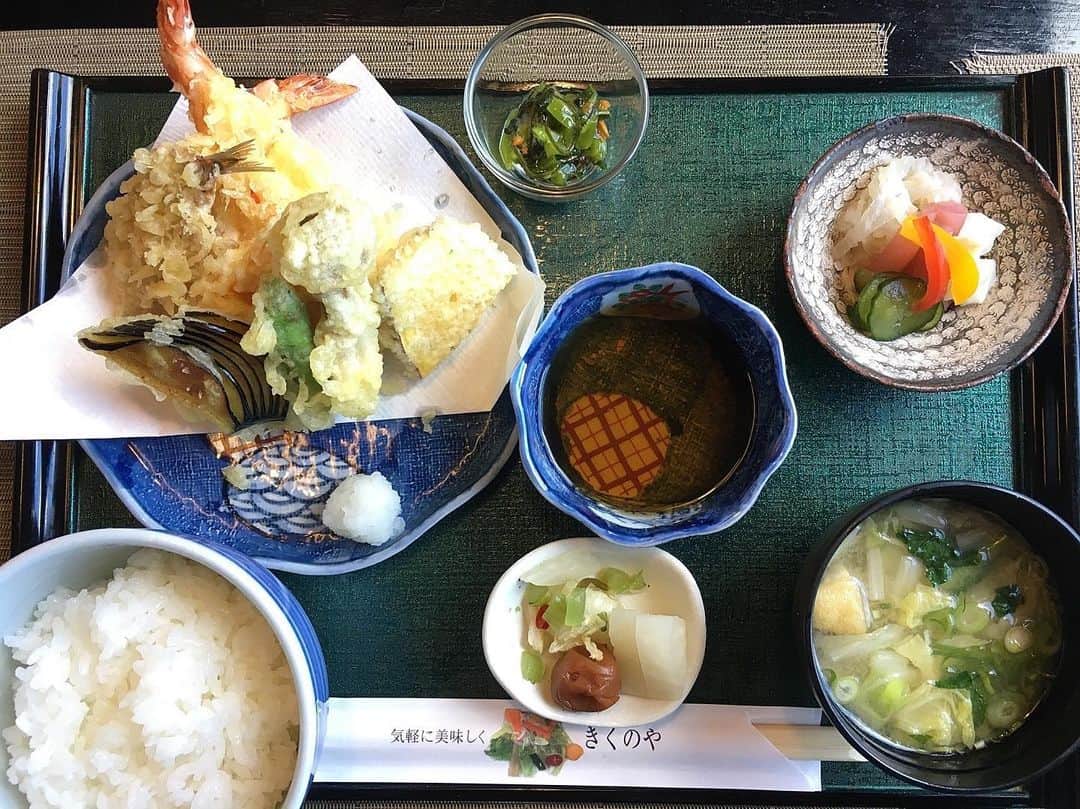 関西LIFE－homelife－のインスタグラム：「【京都府・峰山】 家庭的で実直なお食事処☆【きくのや】 . 峰山駅前にあるお店です(^^) よくある定食屋さん?と思いきや、定食だけでなく丼物やお寿司などメニューが豊富♪ 今回、おすすめの天ぷら定食をいただいたのですが、サクサクでとっても美味しかったです！！ エビもぷりっぷりで最高でした(*´▽｀*) . . @homelife_local では #homelife_京都 では京都のいいところを紹介していきます。みなさんの大好きな京都を教えてください。 . . #きくのや #峰山 #定食 #どんぶり #お刺身 #お寿司 #天ぷら #天ぷら定食 #金猫 #銀猫 #新鮮 #京都ランチ #グルメ #京都 #幸せ #京都グルメ #峰山駅 #京都女子会 #京都 #京都旅行 #京都観光 #そうだ京都行こう #観光 #旅行 #京都 #kyoto #japan #japantrip #japantrip2020」
