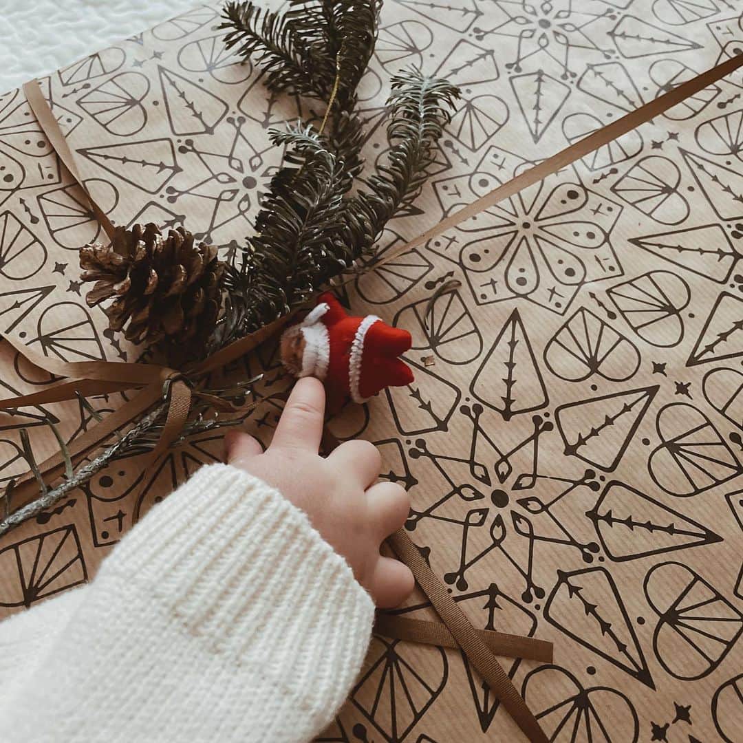 yuiのインスタグラム：「her first Christmas💫 🎅さんからおっきなプレゼント届きました🎁 ラッピング破壊される1秒前🤭」