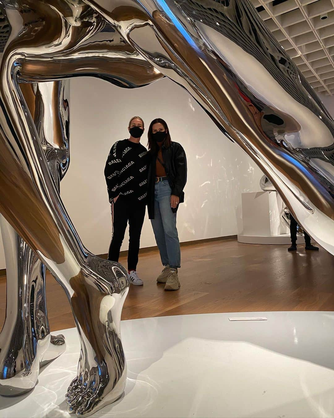 アリ・クリーガーさんのインスタグラム写真 - (アリ・クリーガーInstagram)「Public Art. Designs. Sculptures.  Your work is unmatched, @jefre_artist !!  Thank you for the tour, we’re so inspired by you..❤️🙌🏽🔥」12月25日 10時49分 - alikrieger