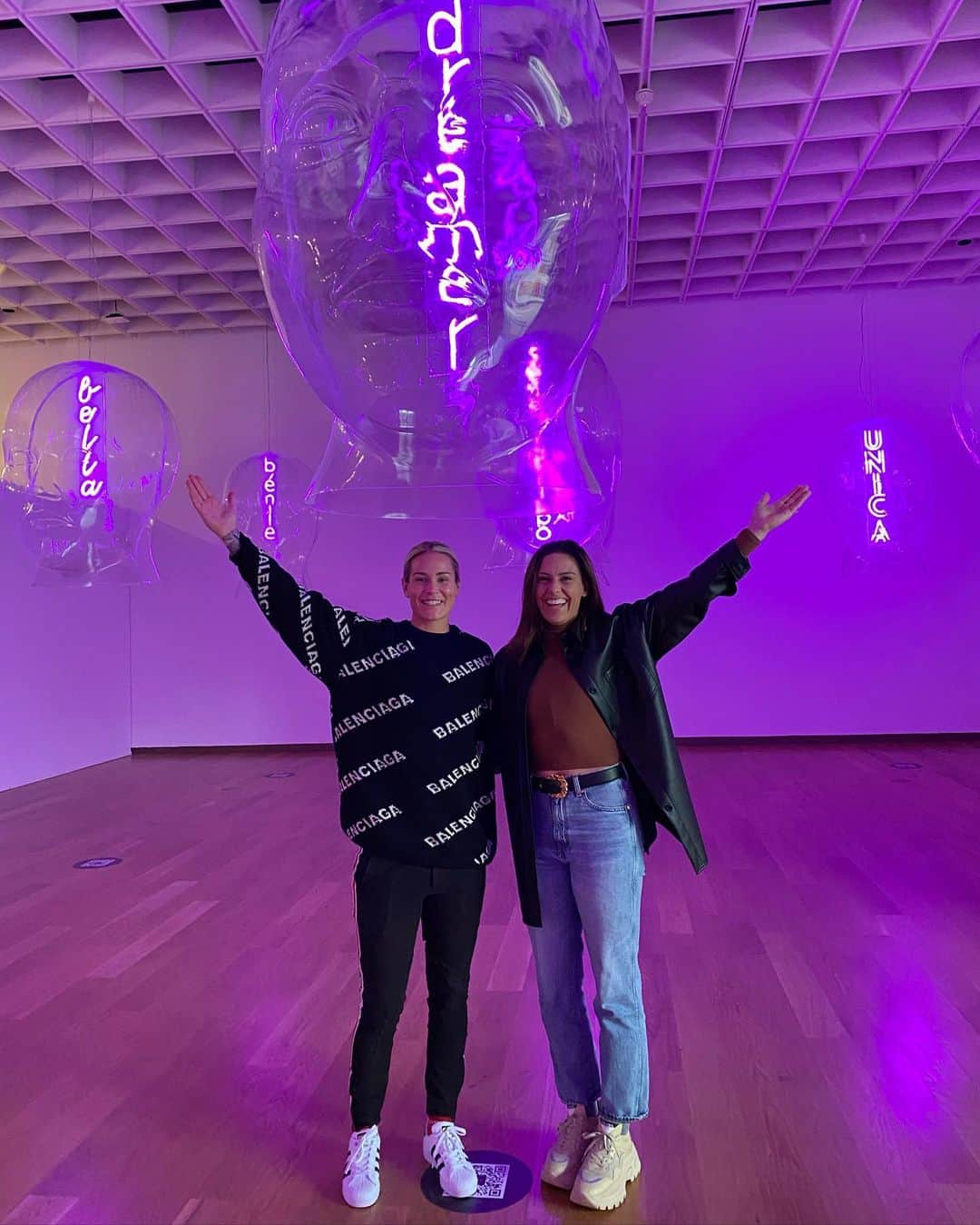 のインスタグラム：「Public Art. Designs. Sculptures.  Your work is unmatched, @jefre_artist !!  Thank you for the tour, we’re so inspired by you..❤️🙌🏽🔥」