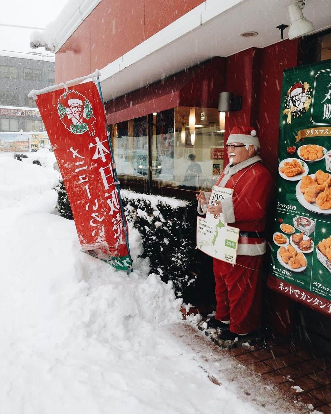 Chad Santosさんのインスタグラム写真 - (Chad SantosInstagram)「Dice la leyenda que a falta de pavo para navidades los extranjeros compran pollo del KFC para festejar ese día... y se popularizó tanto que Joaquín López-Dóriga, digo el Coronel Sanders, lo capitalizó y explotó. A mi la verdad que no se me antoja ni en ese día festivo. #大通公園 #札幌 #札幌市 #鹿 #写真家 #写真 #公園 #elchadsantos #日本 #photography #photojournalism #japan #kentuckyfriedchicken #coronelsanders #icu_japan #instagramjapan #natgeo #sapporotvtower #KFC #travel #snow #sapporo #portrait #IGersJP #icu_japan #team_jp_ #Lovers_Nippon」12月25日 10時50分 - elchadsantos