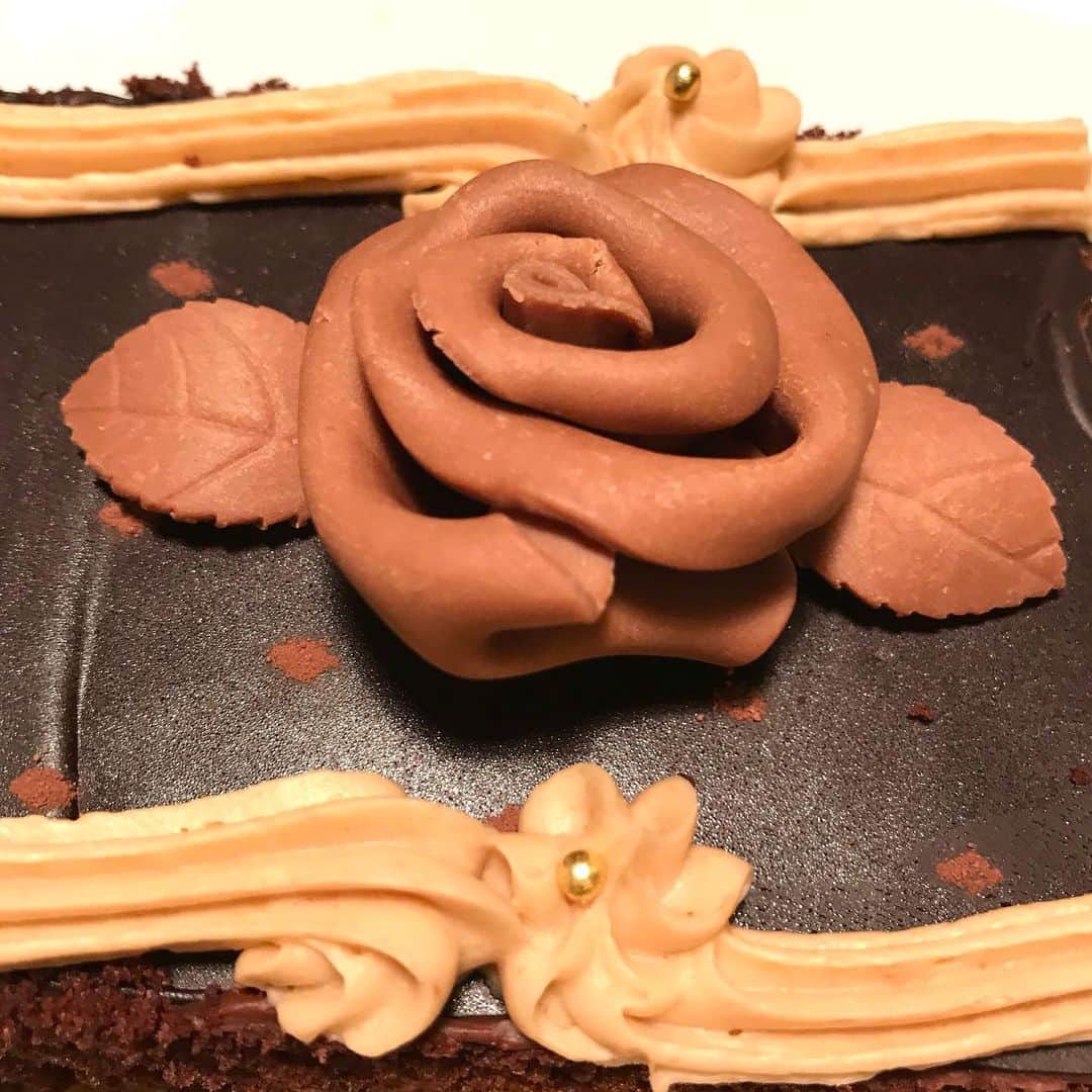 光野桃のインスタグラム：「今年は @sweetch_kasao  さんのクリスマスチョコレートケーキ。 久しぶりに予約できて、チョコレートぎらいの娘も美味しいと爆食。 ケレン味がなく、上品さとユーモアに満ち、愛と誠実を感じさせる笠尾さんのお菓子が、ペットロスで心さみしい家族を癒してくれました。」