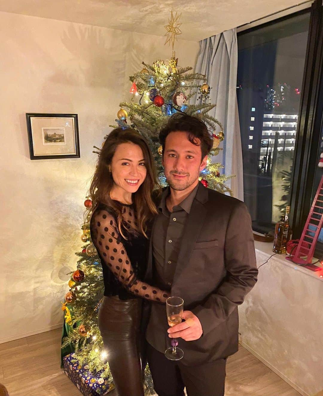 藤井アルダのインスタグラム：「Believe in the magic of Christmas🎄 Merry Christmas everyone❤️  #merrychristmas  #love  #magic #christmasmagic   🏠 @ronnie.k89  beautiful house and  Christmas decoration😍」