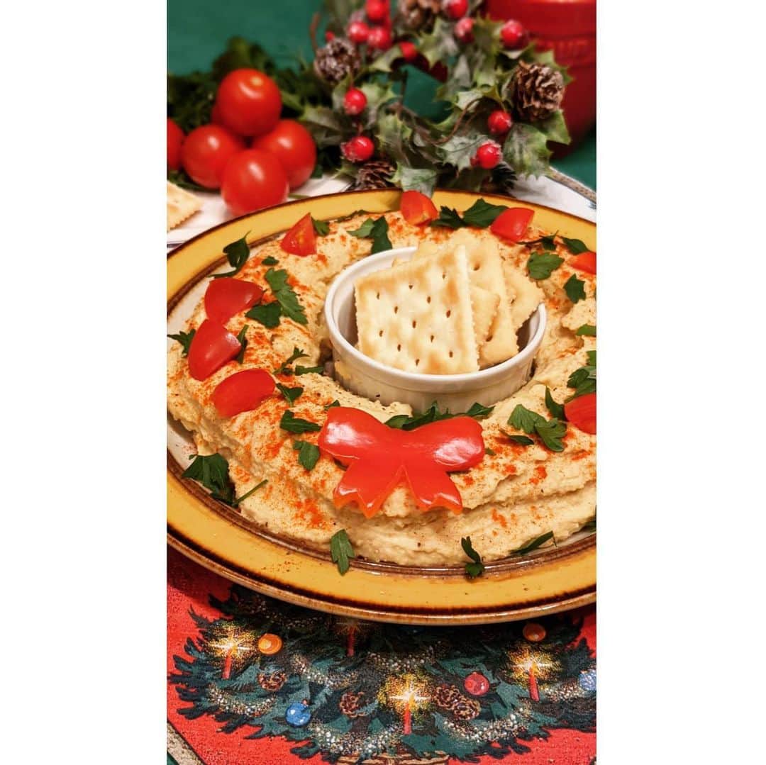大野南香さんのインスタグラム写真 - (大野南香Instagram)「* 【Christmas Hummus】 Here's another EASY, SIMPLE, HEALTHY Christmas dish! Enjoy decorating like a Christmas wreath🎄  This recipe video is coming up soon on YouTube, hopefully (sorry I couldn't make it before Christmas🥲) But, you can still check Christmas cake at @yuru_kitchen !   I used; ・chickpea →soaked overnight and boiled (canned chickpea is also fine) ・almond paste (sesame paste is also good) ・garlic ・spices (cumin, paprika powder, coriander powder, etc) ・salt and pepper ・olive oil ・cooking water from chickpea  Merry Christmas🎄❤︎ ︎︎﻿ ︎︎﻿☺︎︎﻿ ︎︎﻿ ︎︎﻿☺︎︎﻿ ︎︎﻿ ︎︎﻿☺︎︎﻿ 【リース風フムス】 クリスマスにぴったりのパーティーレシピ😊 フムスをリース風に盛り付けるだけ◎楽しいし、美味しいし、簡単😊  普通は胡麻ペースト使うけど、おうちにアーモンドペーストがたくさんあったからそれを使ったよ〜 すっごくおいしかった😊  もう一つのコラボレシピ動画は @yuru_kitchen のYouTubeで見れるよ◎私のほうはもうしばらくお待ちください😅  2020もあと少し！私は今日も卒論だ！🎄最後までがんばるぞ〜🔥  #everydayhappy ︎︎﻿ ︎︎﻿☺︎︎﻿  #ヘルシー﻿ #料理﻿ #クッキングラム ﻿ #cooking﻿ #healthyfood﻿ #minakaskitchen﻿ #vegansweets﻿ #ヴィーガンスイーツ﻿ #homemade ﻿ #homemadefood ﻿ #vegan﻿ #vegetalian﻿ #ベジタリアン﻿ #ヴィーガン﻿ #ビーガン﻿ #organic﻿ #organicfood ﻿ #bio﻿ #オーガニックカフェ﻿ #cheesecake﻿ #bakedcheesecake ﻿ #vegandessert﻿ #hummus #christmas  #merrychristmas  #christmasparty  #veganchristmas  #plantbasedchristmas  #クリスマス」12月25日 10時52分 - minaka_official