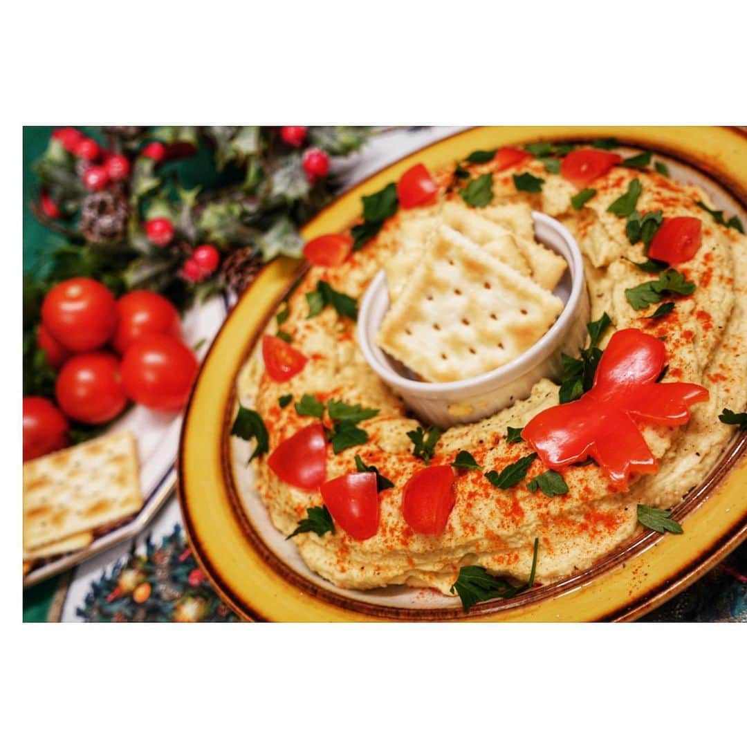 大野南香さんのインスタグラム写真 - (大野南香Instagram)「* 【Christmas Hummus】 Here's another EASY, SIMPLE, HEALTHY Christmas dish! Enjoy decorating like a Christmas wreath🎄  This recipe video is coming up soon on YouTube, hopefully (sorry I couldn't make it before Christmas🥲) But, you can still check Christmas cake at @yuru_kitchen !   I used; ・chickpea →soaked overnight and boiled (canned chickpea is also fine) ・almond paste (sesame paste is also good) ・garlic ・spices (cumin, paprika powder, coriander powder, etc) ・salt and pepper ・olive oil ・cooking water from chickpea  Merry Christmas🎄❤︎ ︎︎﻿ ︎︎﻿☺︎︎﻿ ︎︎﻿ ︎︎﻿☺︎︎﻿ ︎︎﻿ ︎︎﻿☺︎︎﻿ 【リース風フムス】 クリスマスにぴったりのパーティーレシピ😊 フムスをリース風に盛り付けるだけ◎楽しいし、美味しいし、簡単😊  普通は胡麻ペースト使うけど、おうちにアーモンドペーストがたくさんあったからそれを使ったよ〜 すっごくおいしかった😊  もう一つのコラボレシピ動画は @yuru_kitchen のYouTubeで見れるよ◎私のほうはもうしばらくお待ちください😅  2020もあと少し！私は今日も卒論だ！🎄最後までがんばるぞ〜🔥  #everydayhappy ︎︎﻿ ︎︎﻿☺︎︎﻿  #ヘルシー﻿ #料理﻿ #クッキングラム ﻿ #cooking﻿ #healthyfood﻿ #minakaskitchen﻿ #vegansweets﻿ #ヴィーガンスイーツ﻿ #homemade ﻿ #homemadefood ﻿ #vegan﻿ #vegetalian﻿ #ベジタリアン﻿ #ヴィーガン﻿ #ビーガン﻿ #organic﻿ #organicfood ﻿ #bio﻿ #オーガニックカフェ﻿ #cheesecake﻿ #bakedcheesecake ﻿ #vegandessert﻿ #hummus #christmas  #merrychristmas  #christmasparty  #veganchristmas  #plantbasedchristmas  #クリスマス」12月25日 10時52分 - minaka_official