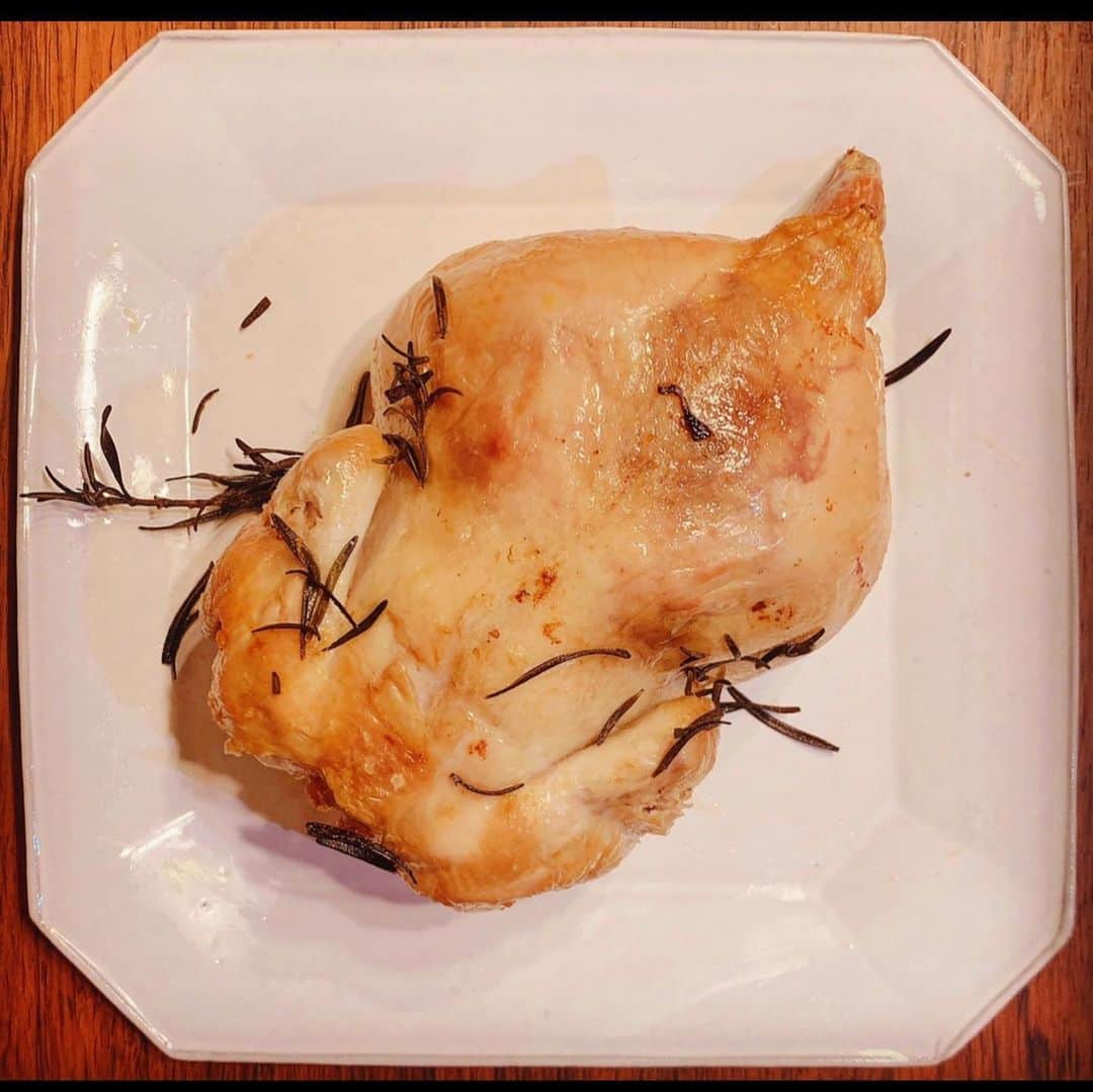 山本美月さんのインスタグラム写真 - (山本美月Instagram)「Merry X'mas☽  上手に焼けた丸鶏を添えて。  @ayakaiwasa に教わりました☽」12月25日 10時53分 - mizuki_yamamoto_official