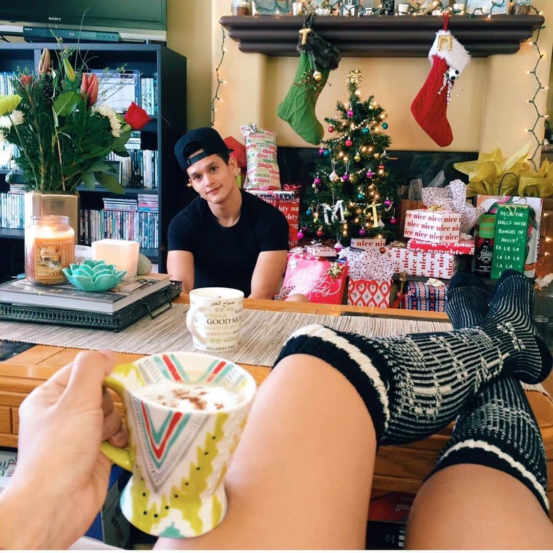タヤ・ロジャースさんのインスタグラム写真 - (タヤ・ロジャースInstagram)「Merry Christmas HomieLoverFriends 🎄🎅🏼🎁 Wishing you all a holiday season full of love & gratitude. Even though we’re not doing Christmas this year, I’m crazy thankful for all our blessings & choosing to focus on them rather than the rest of what 2020 has brought. Drop a comment below & tell me what you’re most thankful for this Christmas because I think we could all use a little more good news ❤️」12月25日 10時56分 - tayastarling