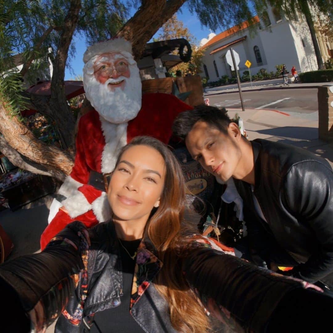 タヤ・ロジャースさんのインスタグラム写真 - (タヤ・ロジャースInstagram)「Merry Christmas HomieLoverFriends 🎄🎅🏼🎁 Wishing you all a holiday season full of love & gratitude. Even though we’re not doing Christmas this year, I’m crazy thankful for all our blessings & choosing to focus on them rather than the rest of what 2020 has brought. Drop a comment below & tell me what you’re most thankful for this Christmas because I think we could all use a little more good news ❤️」12月25日 10時56分 - tayastarling