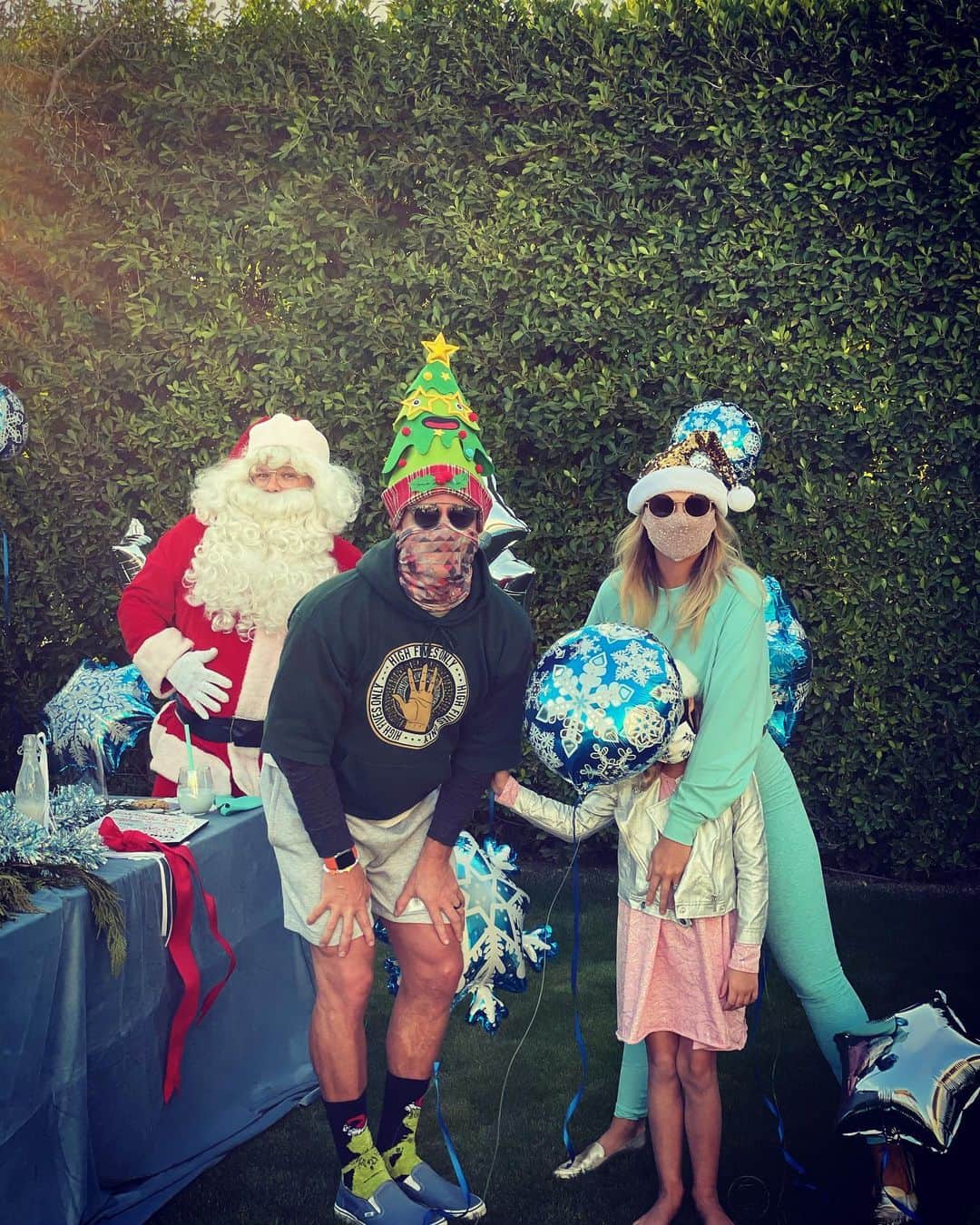 スティーヴン・アメルのインスタグラム：「Hey Santa —」
