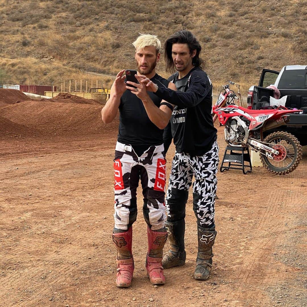 ケン・ロックゼンのインスタグラム：「Mötley Crüe Album Cover @joshhansen100 😄」