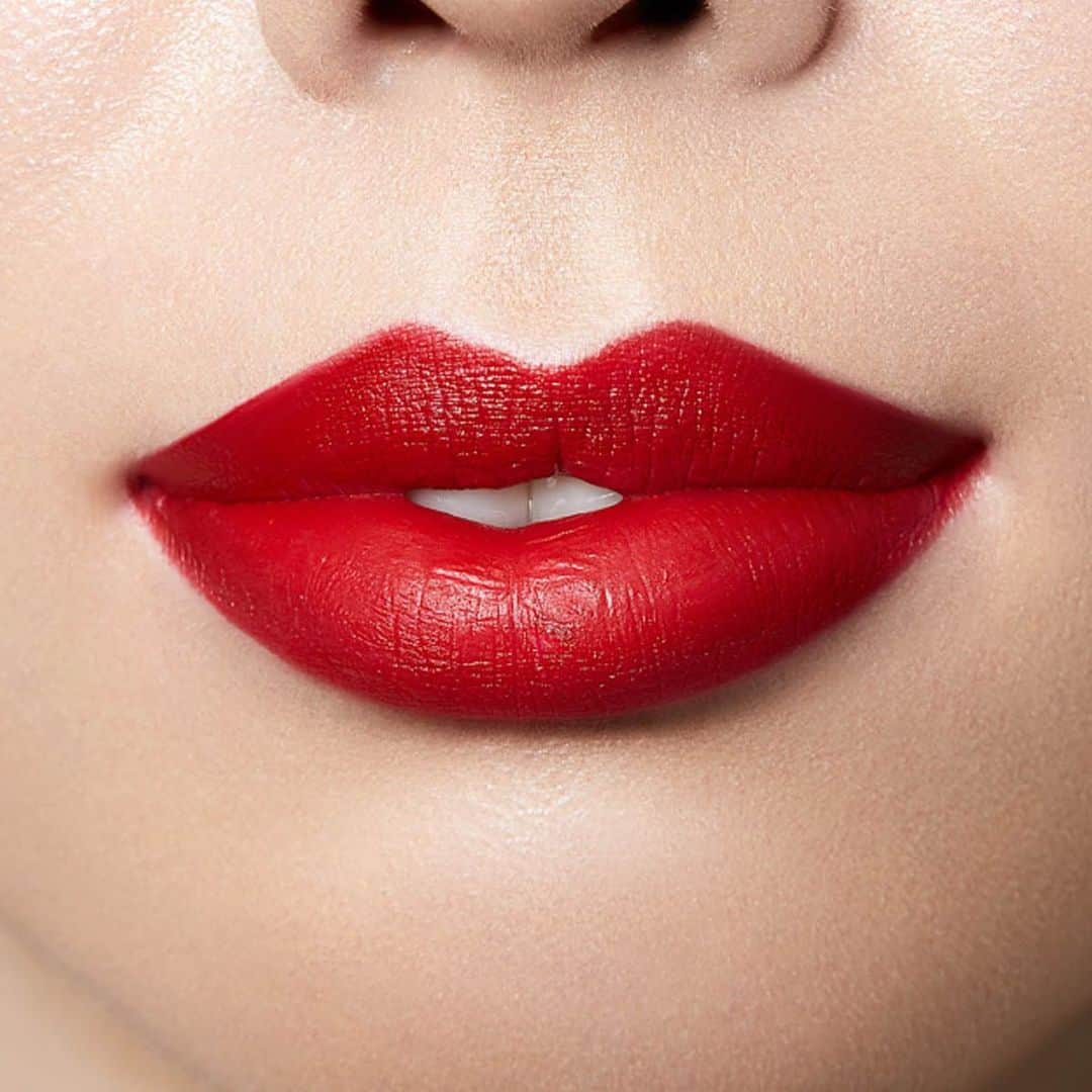 Motives Cosmeticsさんのインスタグラム写真 - (Motives CosmeticsInstagram)「Red lips are a classic holiday staple. 💋 Remember to tag us in all your festive looks and most importantly enjoy the holiday with your loved ones. ✨」12月25日 5時29分 - motivescosmetics