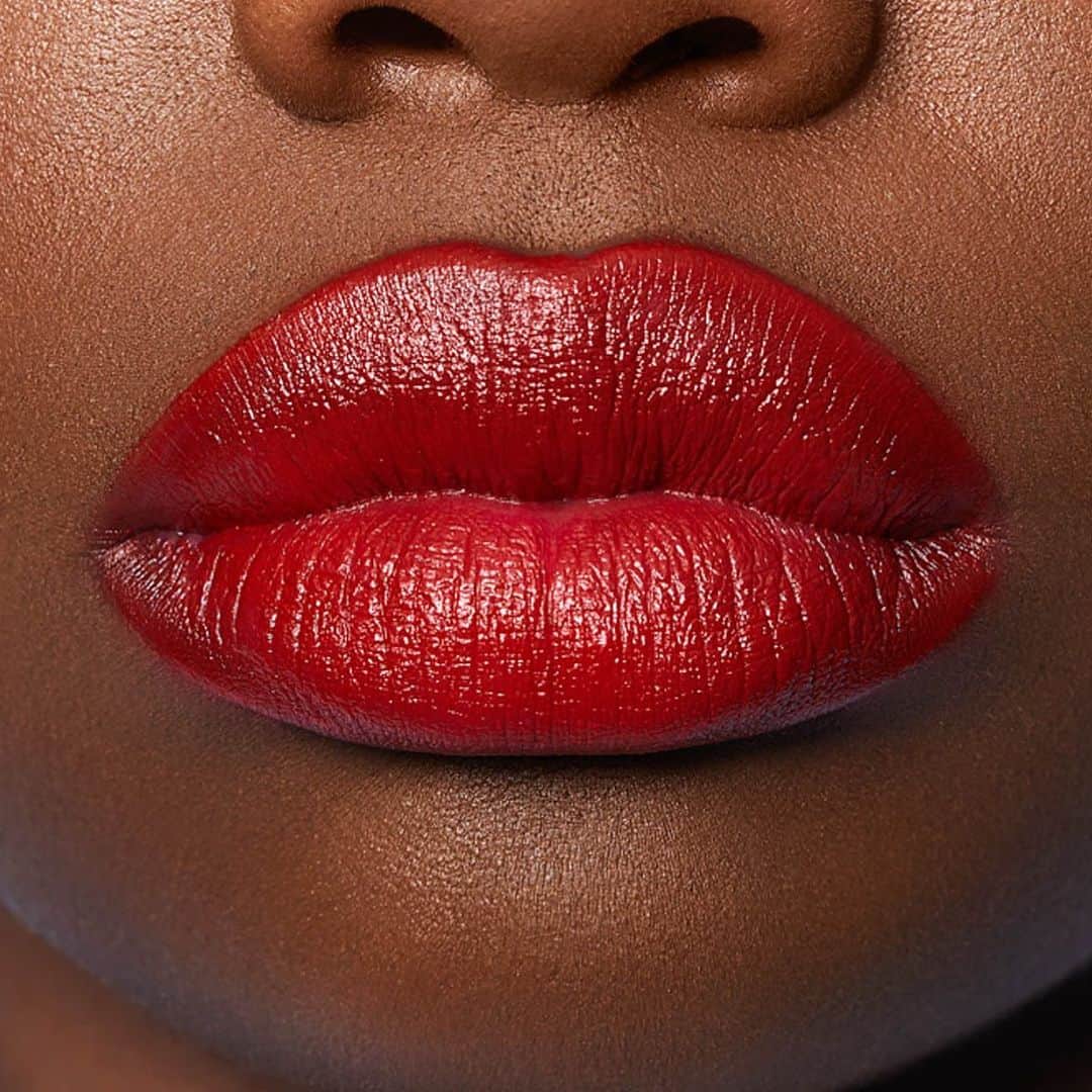 Motives Cosmeticsさんのインスタグラム写真 - (Motives CosmeticsInstagram)「Red lips are a classic holiday staple. 💋 Remember to tag us in all your festive looks and most importantly enjoy the holiday with your loved ones. ✨」12月25日 5時29分 - motivescosmetics