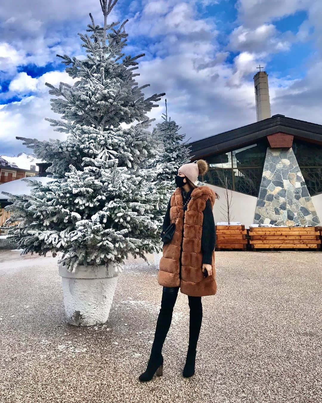 太田エイミーのインスタグラム：「The other day strolling around @cransmontana Crans area is super chic and beautiful, especially staying at @guardagolf  . . . . . . @modernfashivn @love_mood__style @street_style_paris @streetstyle__daily @fashion_bgig @_luxury_fashion_style @myswitzerland @switzerland.vacations #fashion #streetfashion #swissfashion #travel #travelgram」