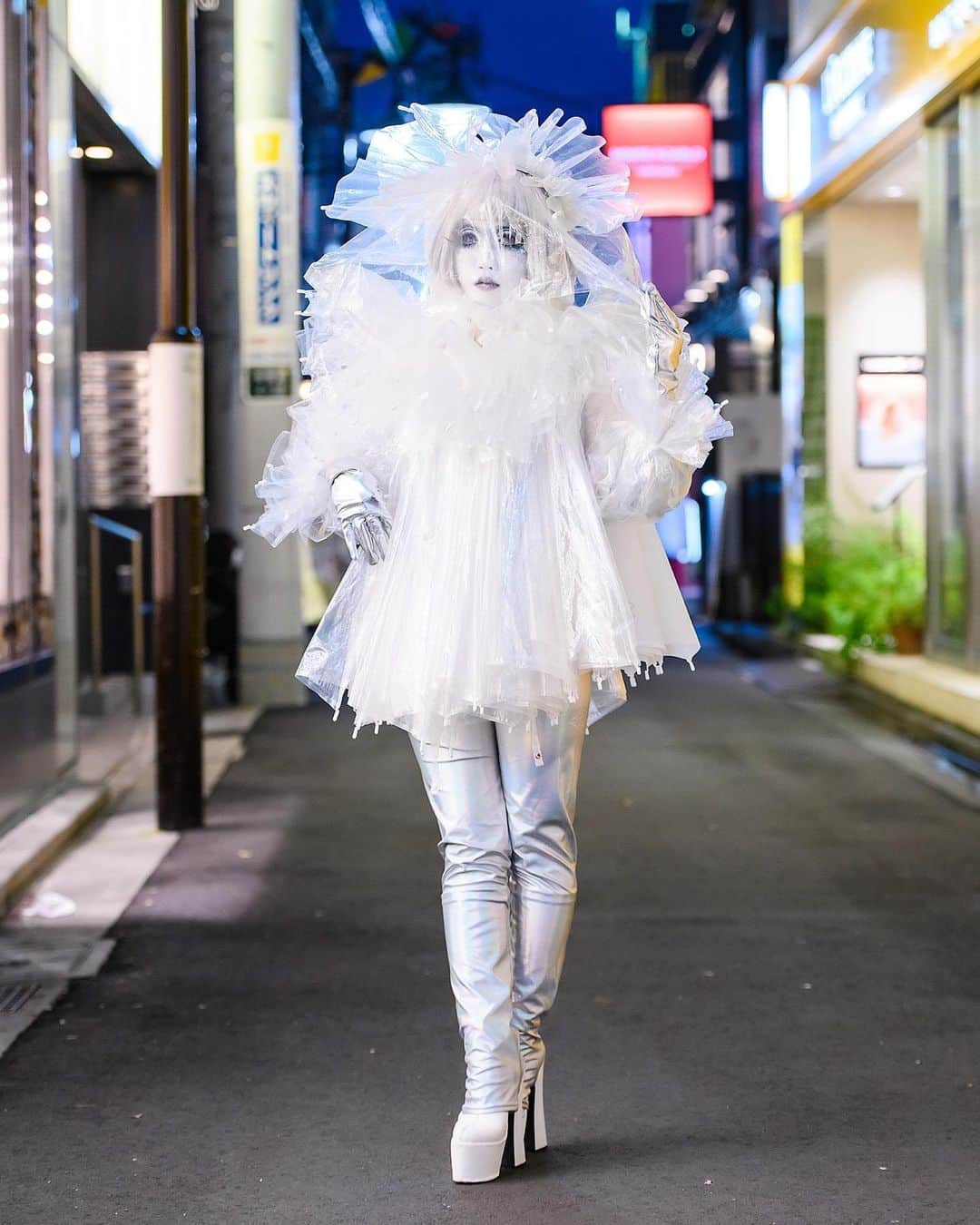 Harajuku Japanさんのインスタグラム写真 - (Harajuku JapanInstagram)「Japanese shironuri artist Minori (@minori00mon), whose birthday is today, Christmas Day, on the street in Harajuku wearing an outfit handmade from recycled clear umbrellas. This outfit is part of a new project Minori is working on based around reimagining Japan's discarded materials as fashion/wearable art. Please join us in wishing Minori a very HAPPY BIRTHDAY!! 🎉🎉」12月25日 5時41分 - tokyofashion