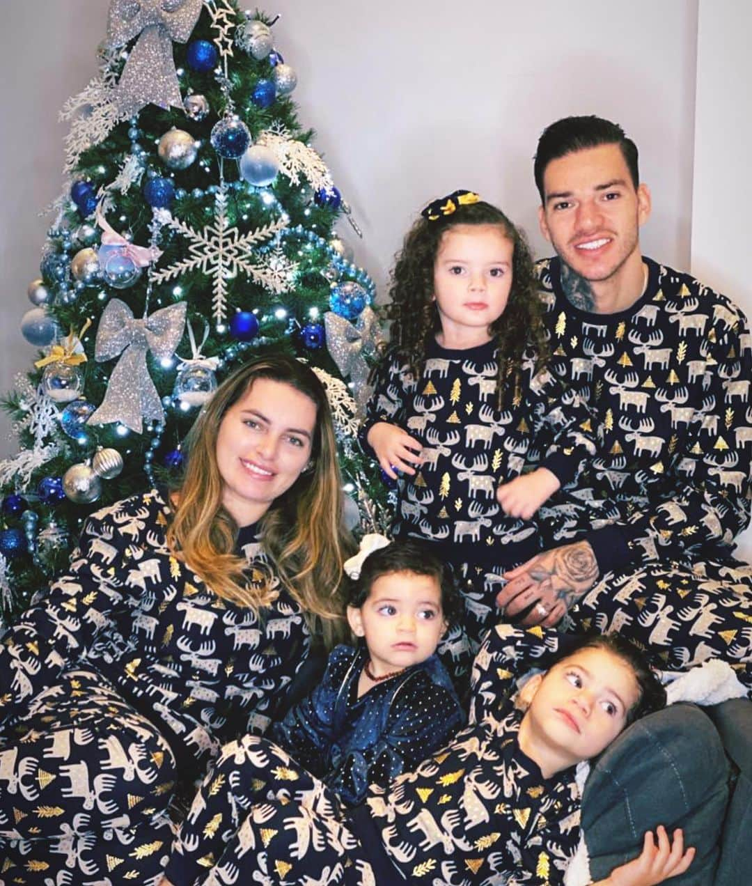 エデルソン・モラレスさんのインスタグラム写真 - (エデルソン・モラレスInstagram)「God bless everyone's Christmas. family Moraes 💙💙💙」12月25日 5時42分 - ederson93