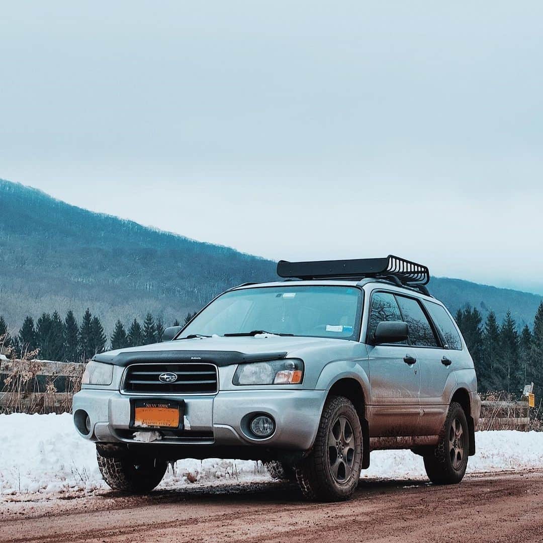 Subaru of Americaさんのインスタグラム写真 - (Subaru of AmericaInstagram)「"Red clay dirt + snow = fun in the Catskills." (📸🗣️: @fza_the_forester) #SubaruAndSnow」12月25日 5時35分 - subaru_usa