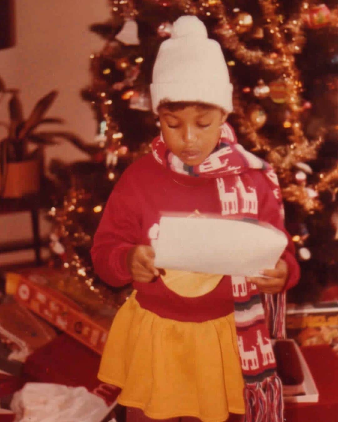 ケリー・ワシントンさんのインスタグラム写真 - (ケリー・ワシントンInstagram)「Baby Kdub at Christmas. Likely “handling” things with Santa so I get on the nice list. 🤣😜😂   #tbt」12月25日 5時36分 - kerrywashington