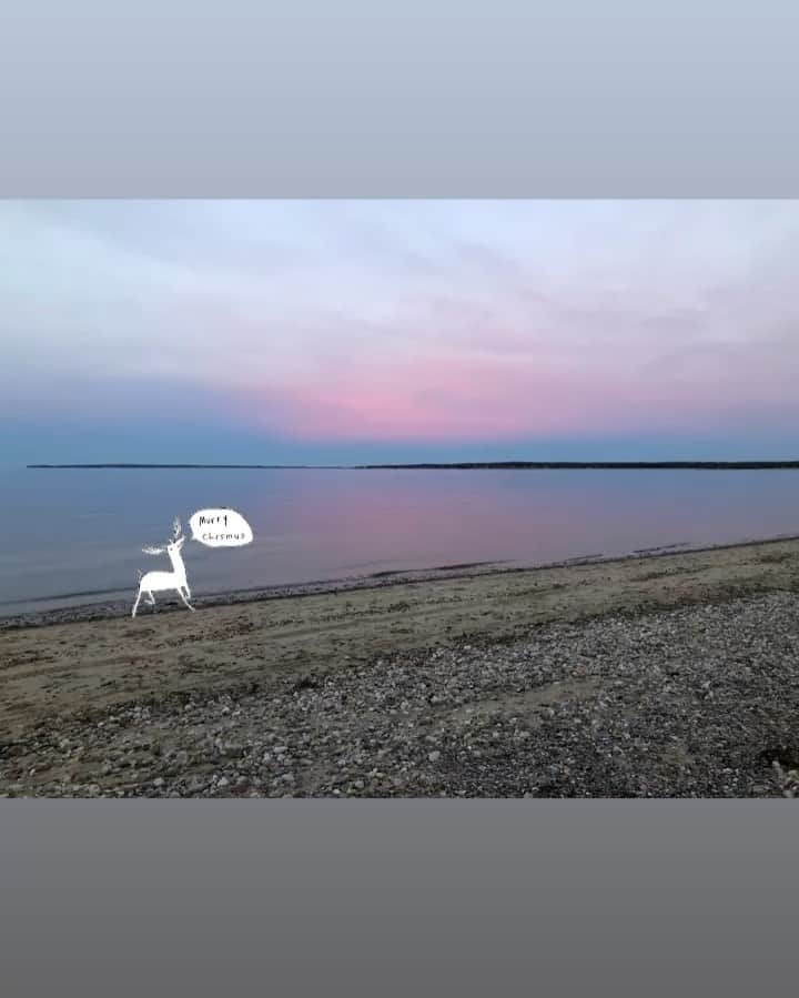 ヒュー・ジャックマンのインスタグラム：「Merry (safe & healthy) Christmas to all and to all a good night.」