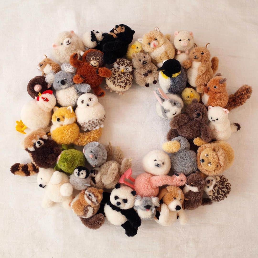 黒田翼（動物ぽんぽん）のインスタグラム：「. Warmest wishes to you and your loved ones. Merry Christmas!  メリークリスマス🎄  #merrychristmas #happyholidays #joyeuxnoël #ぬいぐるみぽんぽん #動物ぽんぽん #trikotri #pompom #trikotripompom」