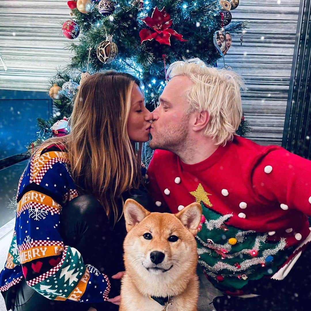 のインスタグラム：「Kissing under the Miss-letoe 🤣🎄👏🏻👌🏻」