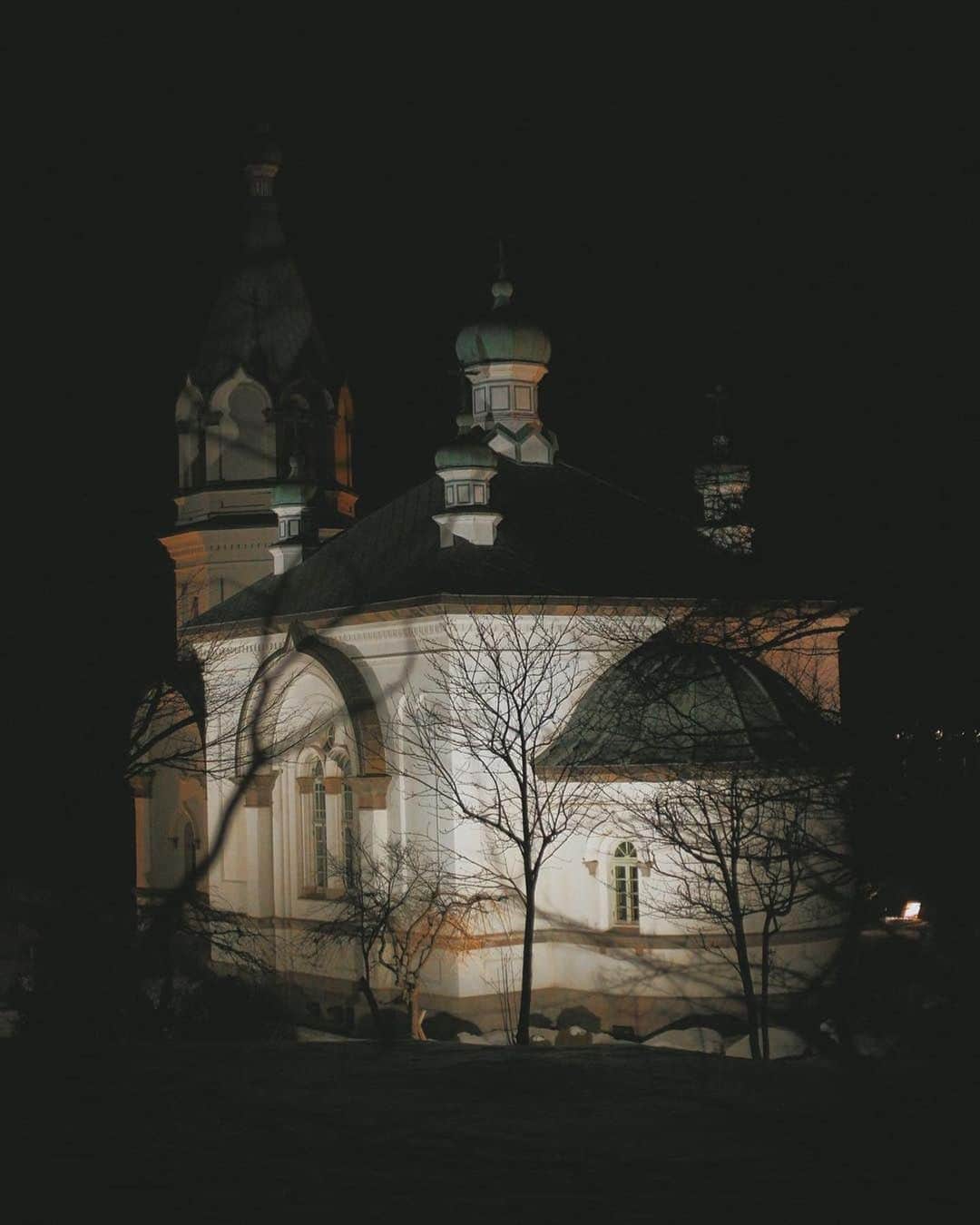 Chad Santosさんのインスタグラム写真 - (Chad SantosInstagram)「🎄 🎅🏽 Hakodate es un puerto que muchos años funcionó como ventana a las culturas europeas, prueba de ello es su arquitectura y sobre todo sus iglesias, es lo menos japonés de los lugares que me ha tocado conocer de allá, tiene bastantes pendientes (yo me caí varias ocasiones por la nieve derretida) y las vistas ni se diga (de los mejores momentos nunca hay foto, prefiero disfrutarlo en mi memoria), igual que en Animal Crossing hay pirotecnia diario a la misma hora. Aquí las descripción de las iglesias  Foto 1.- Iglesia Ortodoxa de Hakodate Foto 2.- Iglesia Católica de Motomachi  Foto 3.- iglesia de St. John’s La primera vez que caí en esa ciudad fue por un error climatológico y terminé siendo damnificado (luego les cuento esa historia), aquella vez no conocí mucho por la misma razón, lo que más recuerdo fue ese frío a -6 grados, decidí tomar revancha y en otro año volví a disfrutar rico la zona (tengo muchas más fotos, pero solamente posteo como el 3% de todo lo que capturo, contrario a muchos, no me gusta mostrar mi vida a full en redes sociales, no todos somos extrovertidos por aquí). #函館 #メリークリスマス #クリスマス #mounthakodate #日本 #写真 #写真家 #japan #hakodate #santaclaus #日本人 #kanemoriredbrickwarehouse #kanemori #icu_japan #instagramjapan #japan_of_insta #hallazgosemanal #tokyocameraclub #whp #IGersJP #streetleaks #pics_jp #fubiz #everydayjapan #reco_ig #indies_gram #photo_jpn #everydayeverywhere #streetphotography #東京カメラ部」12月25日 5時41分 - elchadsantos