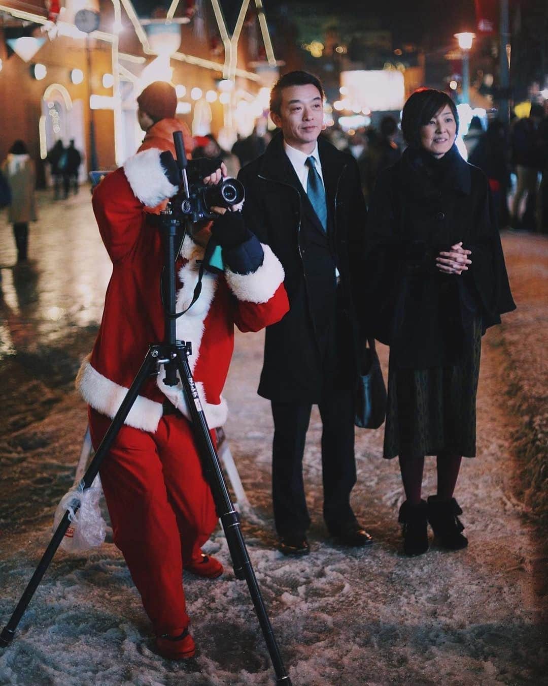 Chad Santosさんのインスタグラム写真 - (Chad SantosInstagram)「🎄 🎅🏽 Hakodate es un puerto que muchos años funcionó como ventana a las culturas europeas, prueba de ello es su arquitectura y sobre todo sus iglesias, es lo menos japonés de los lugares que me ha tocado conocer de allá, tiene bastantes pendientes (yo me caí varias ocasiones por la nieve derretida) y las vistas ni se diga (de los mejores momentos nunca hay foto, prefiero disfrutarlo en mi memoria), igual que en Animal Crossing hay pirotecnia diario a la misma hora. Aquí las descripción de las iglesias  Foto 1.- Iglesia Ortodoxa de Hakodate Foto 2.- Iglesia Católica de Motomachi  Foto 3.- iglesia de St. John’s La primera vez que caí en esa ciudad fue por un error climatológico y terminé siendo damnificado (luego les cuento esa historia), aquella vez no conocí mucho por la misma razón, lo que más recuerdo fue ese frío a -6 grados, decidí tomar revancha y en otro año volví a disfrutar rico la zona (tengo muchas más fotos, pero solamente posteo como el 3% de todo lo que capturo, contrario a muchos, no me gusta mostrar mi vida a full en redes sociales, no todos somos extrovertidos por aquí). #函館 #メリークリスマス #クリスマス #mounthakodate #日本 #写真 #写真家 #japan #hakodate #santaclaus #日本人 #kanemoriredbrickwarehouse #kanemori #icu_japan #instagramjapan #japan_of_insta #hallazgosemanal #tokyocameraclub #whp #IGersJP #streetleaks #pics_jp #fubiz #everydayjapan #reco_ig #indies_gram #photo_jpn #everydayeverywhere #streetphotography #東京カメラ部」12月25日 5時41分 - elchadsantos