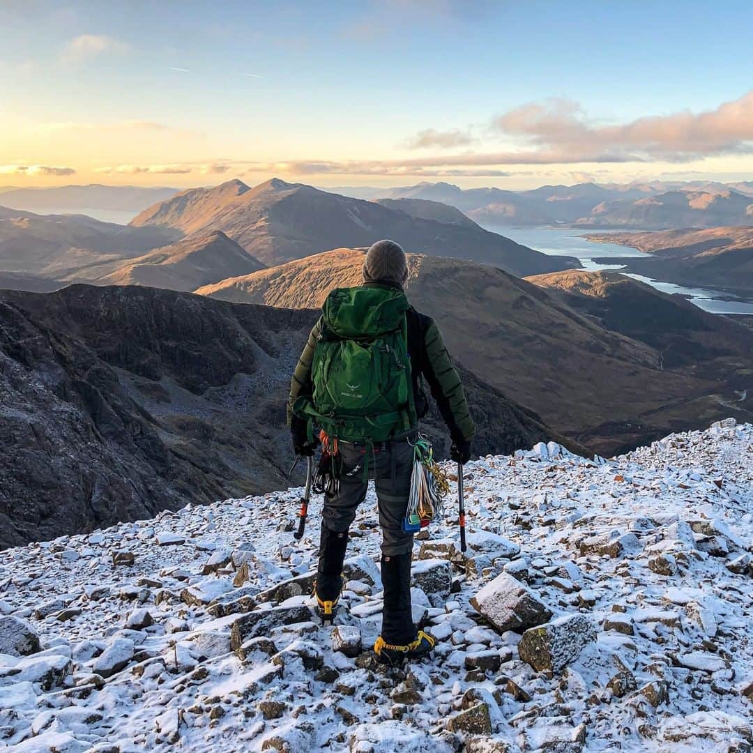 のインスタグラム：「“Earth and sky, woods and fields, lakes and rivers, the mountain and the sea, are excellent schoolmasters, and teach of us more than we can ever learn from books.” - John Lubbock 📷 by @johndavie10  Featured pack from the Kestrel/Kyte Series #ospreypacks」