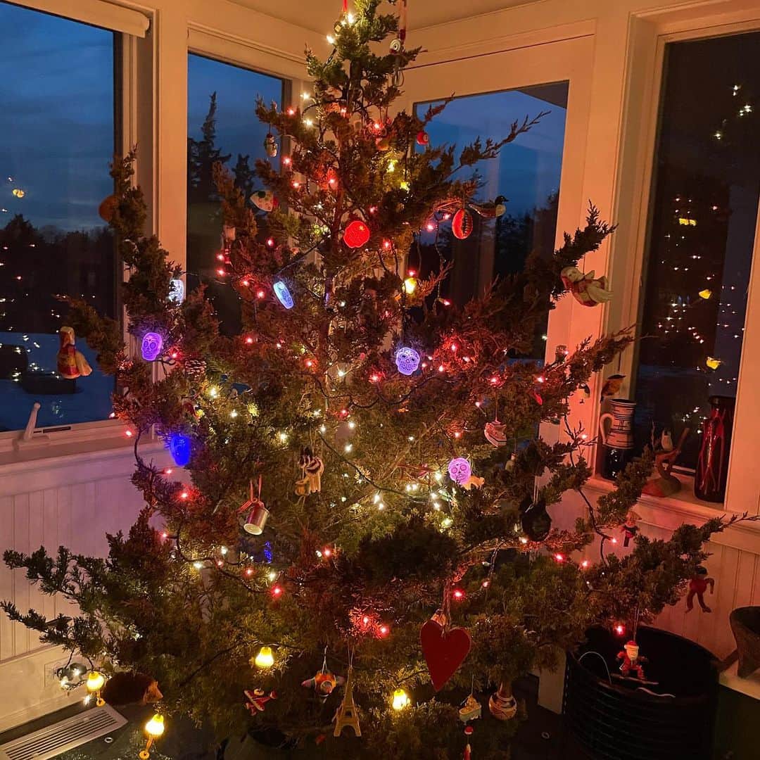 ニコールミラーのインスタグラム：「Merry Christmas and Happy Holidays  to everyone! We’ve all been through a lot this year and we wish everyone the best. We’re very thankful to all of you who have been so supportive and let’s all hope we have a great 2021.」