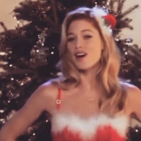 ドウツェン・クロースのインスタグラム：「Happy holidays 🤣」
