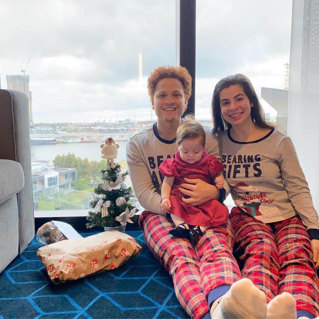 ムスタファ・アミニのインスタグラム：「The best time of the year even in quarantine... Merry Christmas 🎅🎄❤️👨‍👩‍👧」