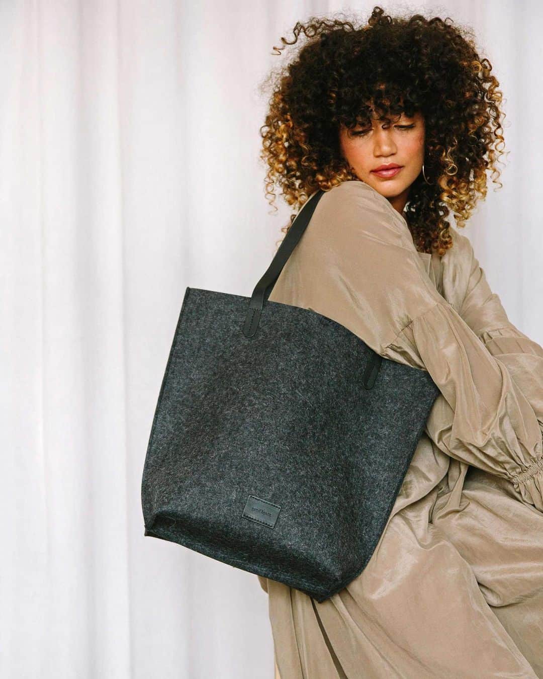 グラフ&ランツのインスタグラム：「Now this is the kind of coal we’d love to get in our stockings this year. Our Charcoal Hana Tote is an elegantly simple showstopper ❤️」