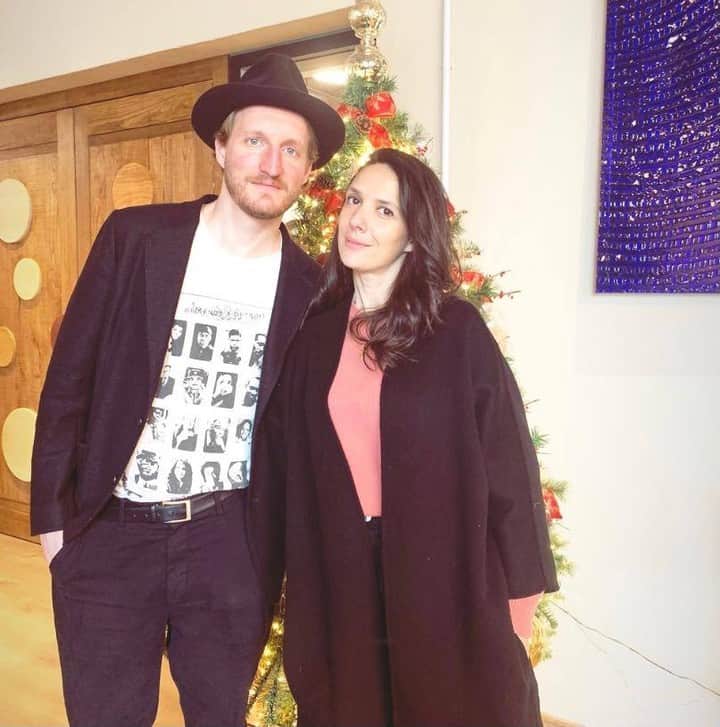 The Lumineersのインスタグラム：「Buon Natale da tutta la mia famiglia 🎁  Merry Christmas Eve, from my family to yours 🎁  - @jeremiahfraites」