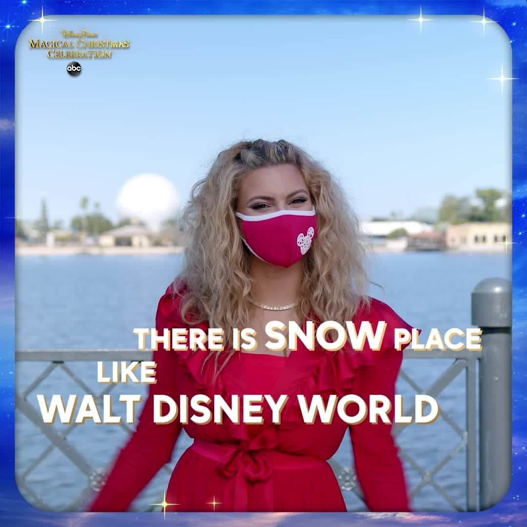 アメリカン・ブロードキャスティング・カンパニーのインスタグラム：「@torikelly knows, there's SNOW place like @waltdisneyworld ❄️ Join in on the Christmas magic, tomorrow on the #DisneyChristmasCelebration!」