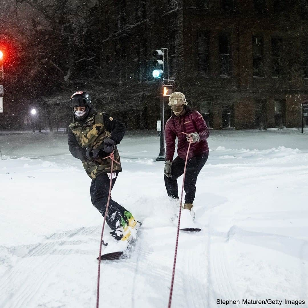 ABC Newsさんのインスタグラム写真 - (ABC NewsInstagram)「Two people snowboarding hitched to an SUV in Minneapolis took full advantage of the snowy roadways after parts of the state were buried under blizzard conditions. #snowboarding #blizzard #snow #weather #minneapolis #minnesota #cold #sports #usa」12月25日 6時00分 - abcnews