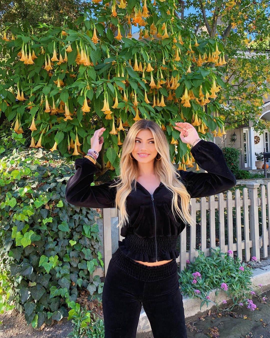 ケルシーのインスタグラム：「wishin everyone a safe n happy holiday!!! :)」