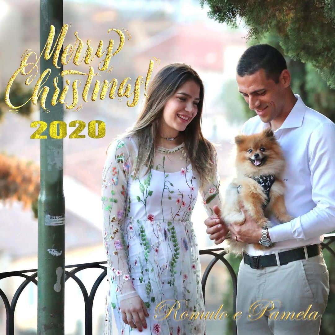 ロムロ・ソウザ・オレステス・カルデイラのインスタグラム：「Pamela ed io vorremmo con tutto il nostro cuore farvi l’augurio di BUONE FESTE, desideriamo che ci sia PACE, AMORE E UNIONE ogni giorno nella vostra famiglia, non solo oggi, non solo in queste date ma sempre.  Che possiamo capire il vero significato di quest’oggi.  La Bibbia dice che Gesù nacque per portarci la SALVEZZA DELL’ANIMA e PACE in questa vita.   Luca 2,10-11 *Ma l'angelo disse loro: «Non temete, perché vi annunzio una grande gioia che tutto il popolo avrà; poiché oggi nella città di Davide è nato per voi un Salvatore, che è Cristo, il Signore.*  BUONE FESTE 🎉 🥳  Dio vi benedica 🙌🕊 Carissimo saluto 🫂 👋 . #RomuloePamela #Auguri #BuoneFeste #BuonNatale」