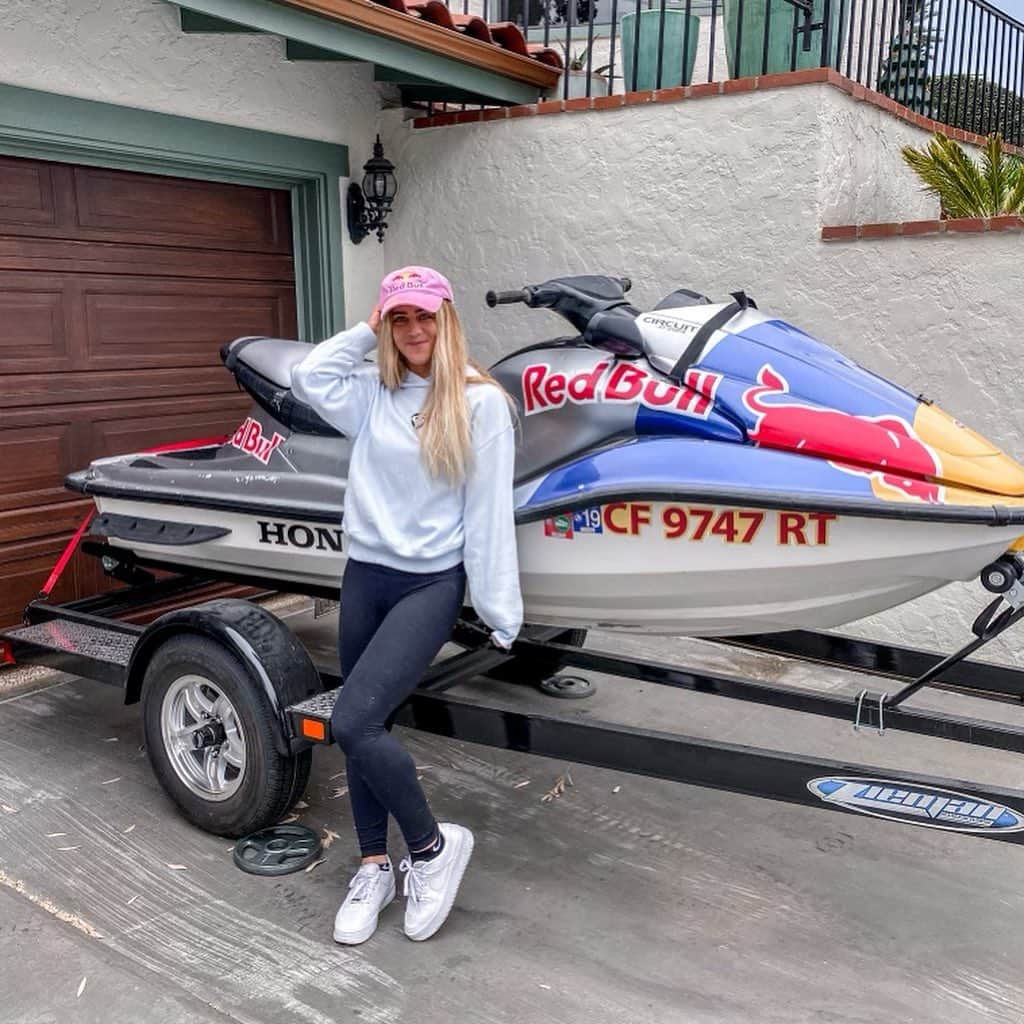 キャロライン・マークスのインスタグラム：「Thanks so much to @redbull_surfing for the new toy! So excited to put it to use. Lucky girl I am 😍☺️」