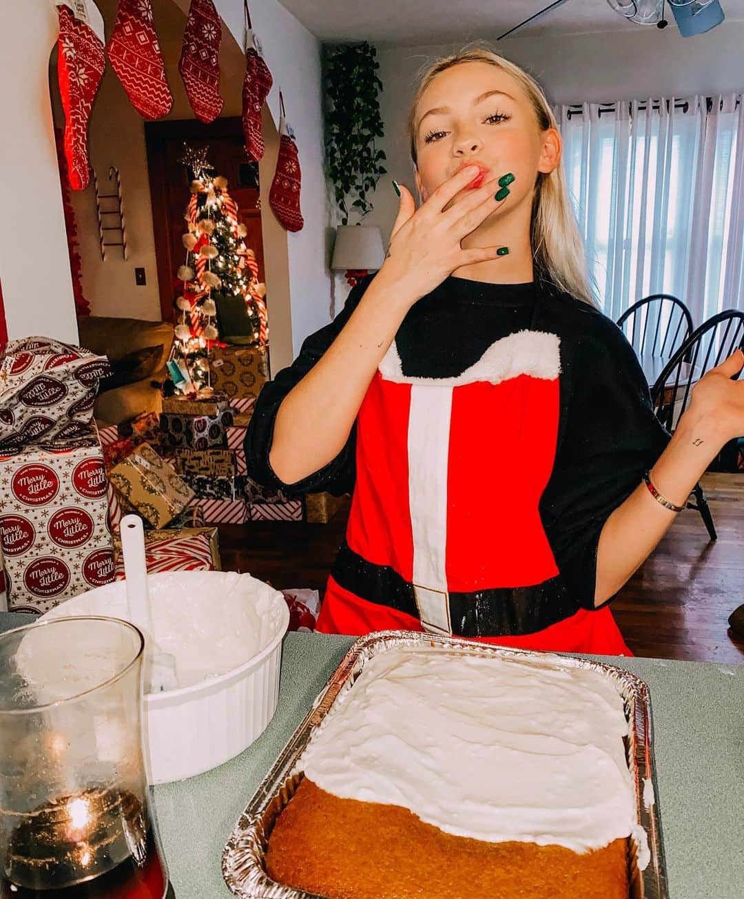 ジョーディン・ジョーンズさんのインスタグラム写真 - (ジョーディン・ジョーンズInstagram)「merry christmas eve 😇❤️ it’s my favorite day of the year! baking all day, spending time with family & opening gifts/giving gifts! love you all hope you have an amazing night 🎅🏼🎄」12月25日 6時05分 - jordynjones