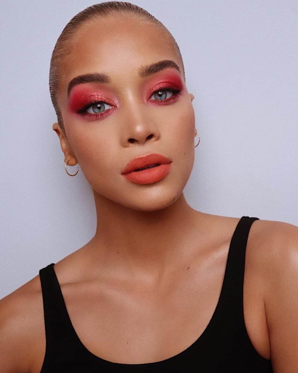 ジャスミン・サンダースのインスタグラム：「Playing in Colors with the master of makeup himself  @hungvanngo ❤️」