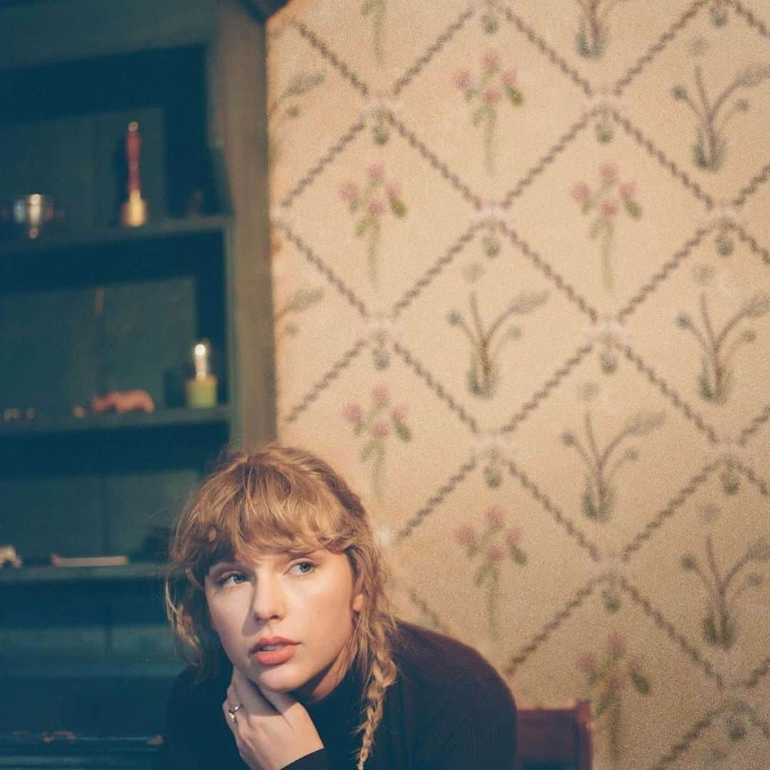I N S T A B R A I Dさんのインスタグラム写真 - (I N S T A B R A I DInstagram)「Two weeks later and I’m still obsessing over @taylorswift ‘s new album Evermore... especially the album cover 🙃😜 what’s your favorite song from the album?」12月25日 6時17分 - instabraid