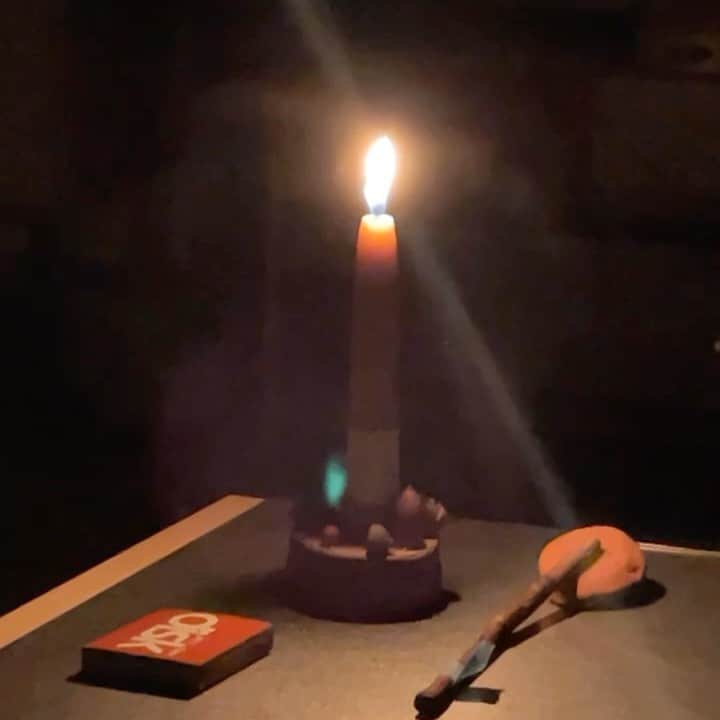 のインスタグラム：「娘が園で作ってきた、みつろうキャンドルを初めて灯した夜、突然こんなふうに喋り出したので、慌ててカメラを回した 何も見ずに、こんな大人のような言葉を話せるなんて、と驚きつつ、よくよく聞いてみると。。  「　わたしは、こころも両手にも かみさまの はたらきを かんじます わたしが くちを ひらいて 話すとき わたしは かみさまの意志に したがいます  どんなものの中にも おかあさまや おとうさまや すべての愛するひとの中にも 動物や 草花や 木や 石の中にも かみさまの すがたが みえます。  だから こわいものはなにもありません  わたちの まわりには愛だけがあるのです　」  🕯  ちょっとうろ覚えなのか、正しい文はわかりませんが、どうやらルドルフ・シュタイナーの祈りの言葉のようです  娘に大切なことを教えてもらったようで、ちょっと感動してしまいました。。  #シュタイナー では、アドベントに向かう日々を “内なる光を灯す“ 時間として大切にしているらしく、 それに倣って子どもたちと夜毎ろうそくの炎を眺めながら、心の静けさを取り戻すように過ごしていました🎄💭  とても落ち着くのでキャンドルタイムは日々の習慣にしたいです🕯  #3yearsold  #WaldorfEducation #steiner #RudolfSteiner」