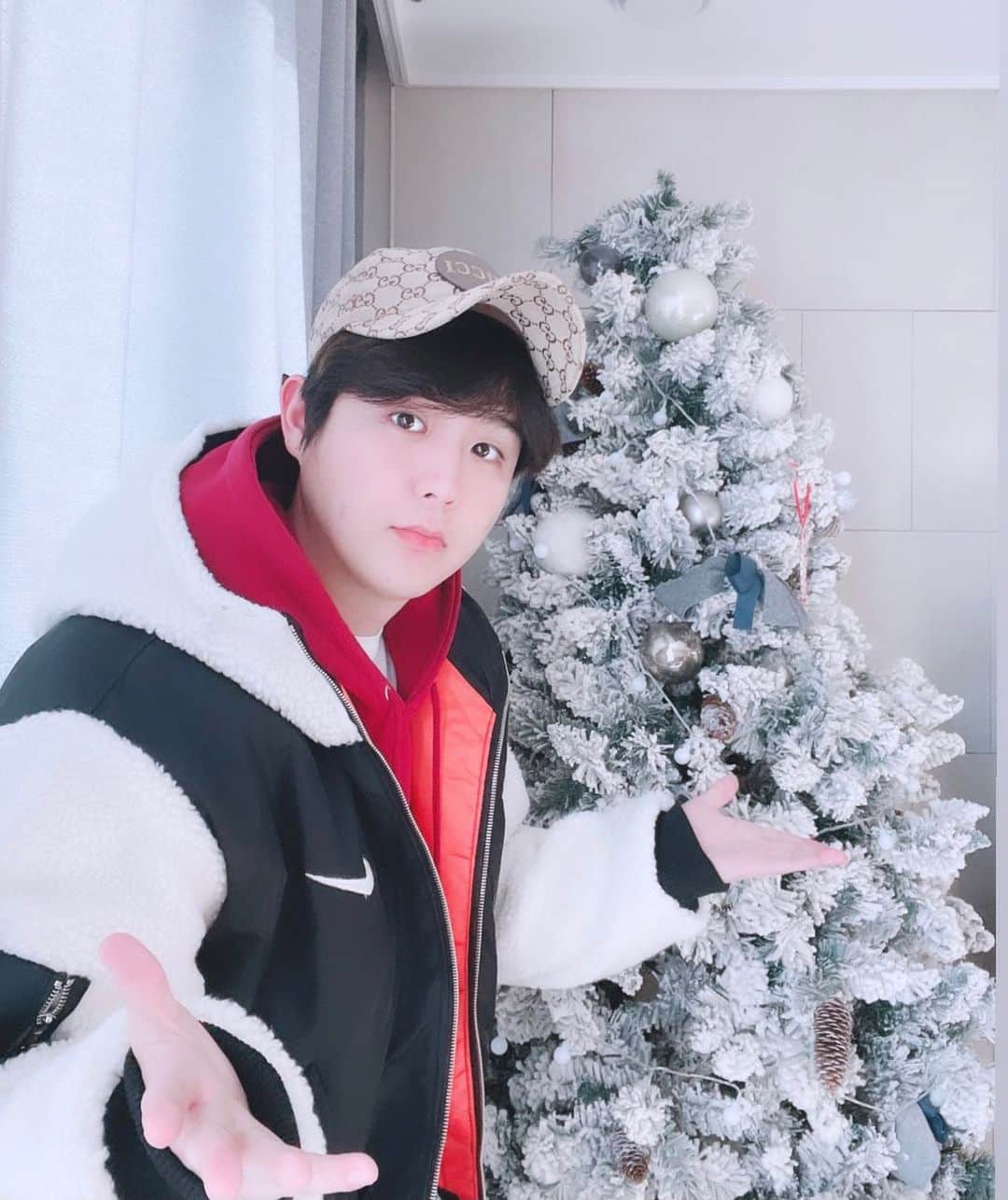 インジュン のインスタグラム：「메리크리스마스😍 みんなメリクリスマス😍 MerryChristmas😍 . . . #셀카#셀피#데일리#일상#인준 #메리크리스마스  #injun#selfie#daily#l4l #MerryChristmas #インジュン#みんなのサンタさんは俺#❤️ #メリクリスマス」
