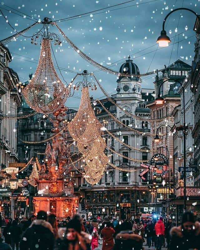 Lonely Planetのインスタグラム：「Merry and bright⠀⠀⠀⠀⠀⠀⠀⠀⠀ ⠀⠀⠀⠀⠀⠀⠀⠀⠀ 📷via @nurielmolcho⠀⠀⠀⠀⠀⠀⠀⠀⠀ 📍Vienna, Austria⠀⠀⠀⠀⠀⠀⠀⠀⠀ ⠀⠀⠀⠀⠀⠀⠀⠀⠀ #Lonelyplanet #Vienna, #Austria #Europe」