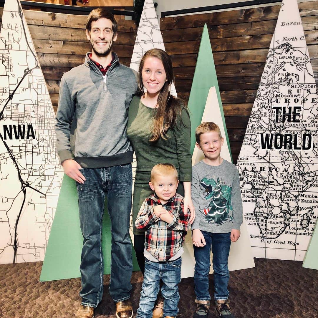 デリック・ディラードのインスタグラム：「🌟2 NEW Christmas posts are up on our blog (a new Q&A Video + our family Christmas update!)!! See my stories for direct links! . . 🎄From our family to yours, Merry Christmas! “For unto you is born this day in the city of David a Savior, who is Christ the Lord.” -Luke‬ ‭2:11‬ ‭ . . #dillardfamily2020 #christmas2020🎄❤⛄ www.dillardfamily.com」