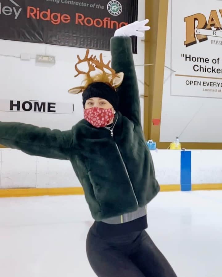アシュリー・ケインのインスタグラム：「a little christmas eve skate 🎄」