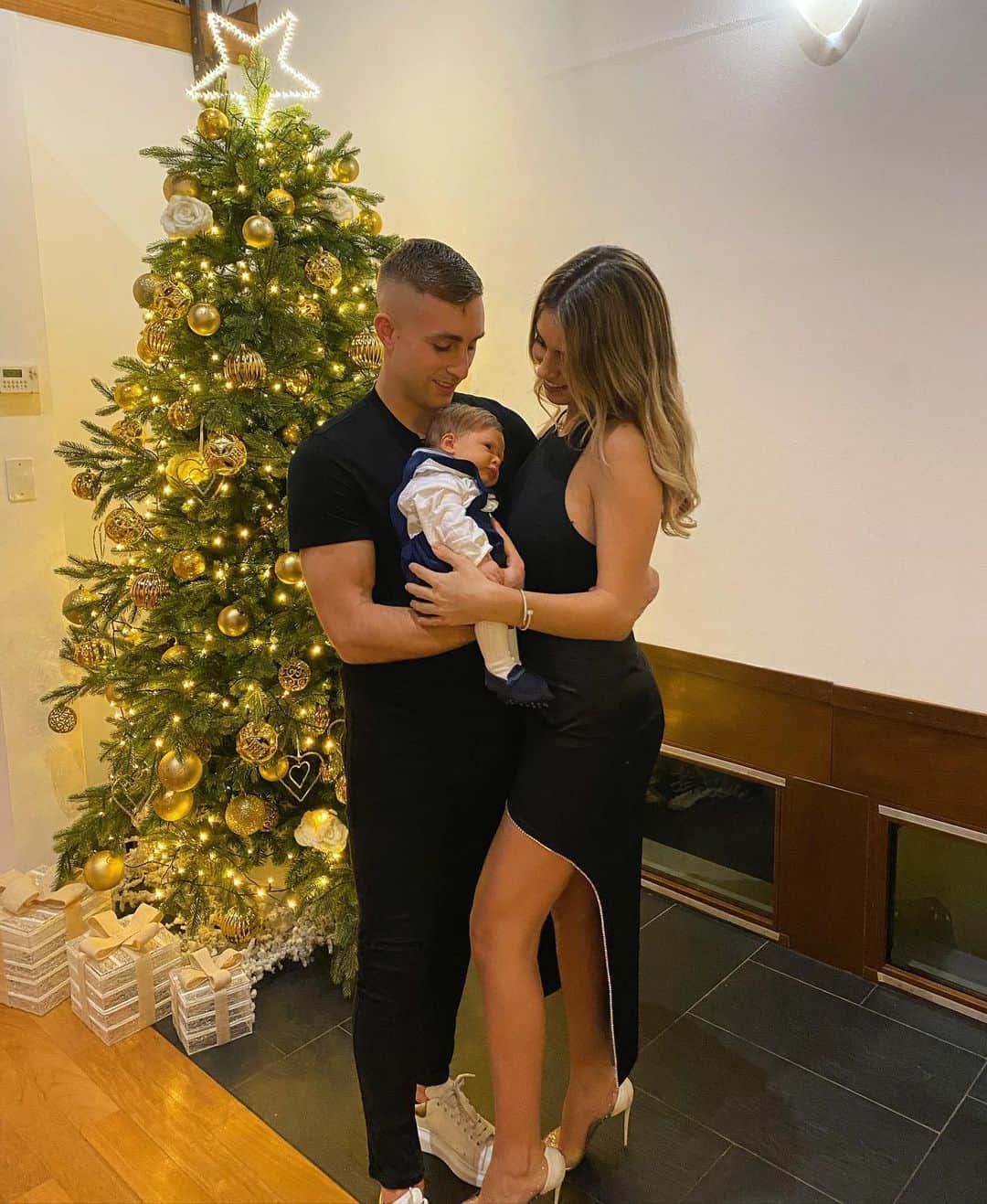 ジェラール・デウロフェウのインスタグラム：「FELIZ NAVIDAD! 🎄💫」